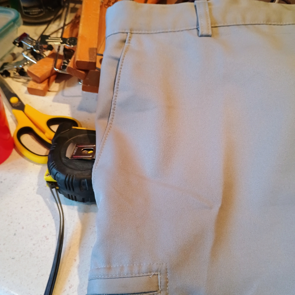 Izod Men's Cargo Shorts in Light Gray Bin 9 - Picture 3 of 6